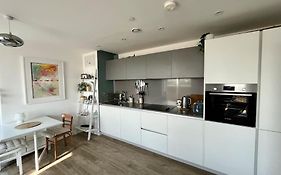 Elegant Chic Living: 1 Bed In Vibrant London Area